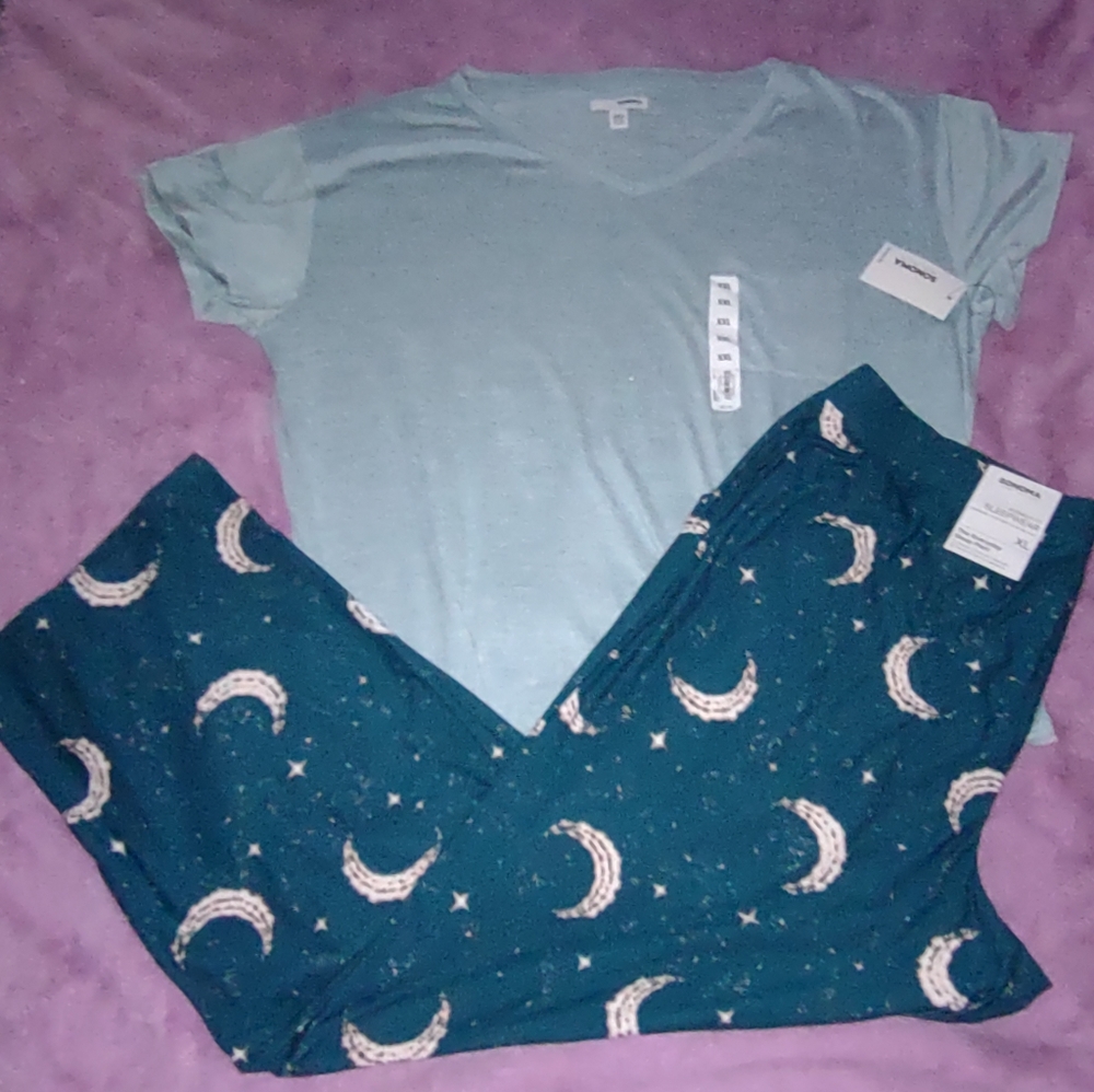 New with Tags Women's Sonoma Soft Pajama Set. Size: 2XL Top and XL Bottoms